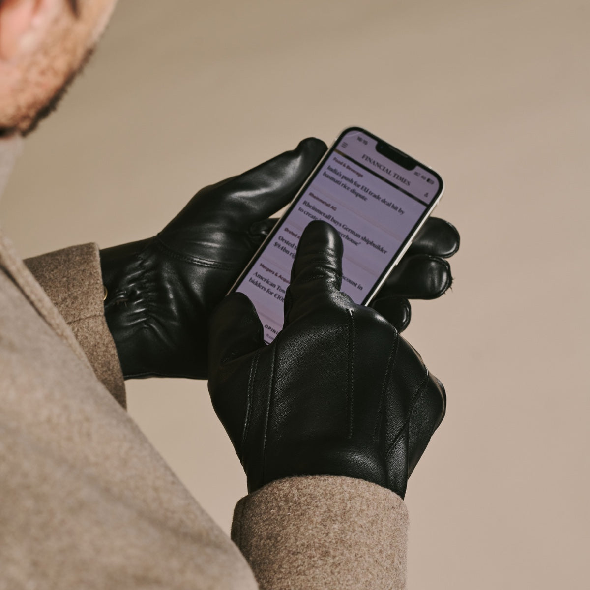 Ezra (black) - Lambskin leather gloves with warm rabbit fur lining and touchscreen feature