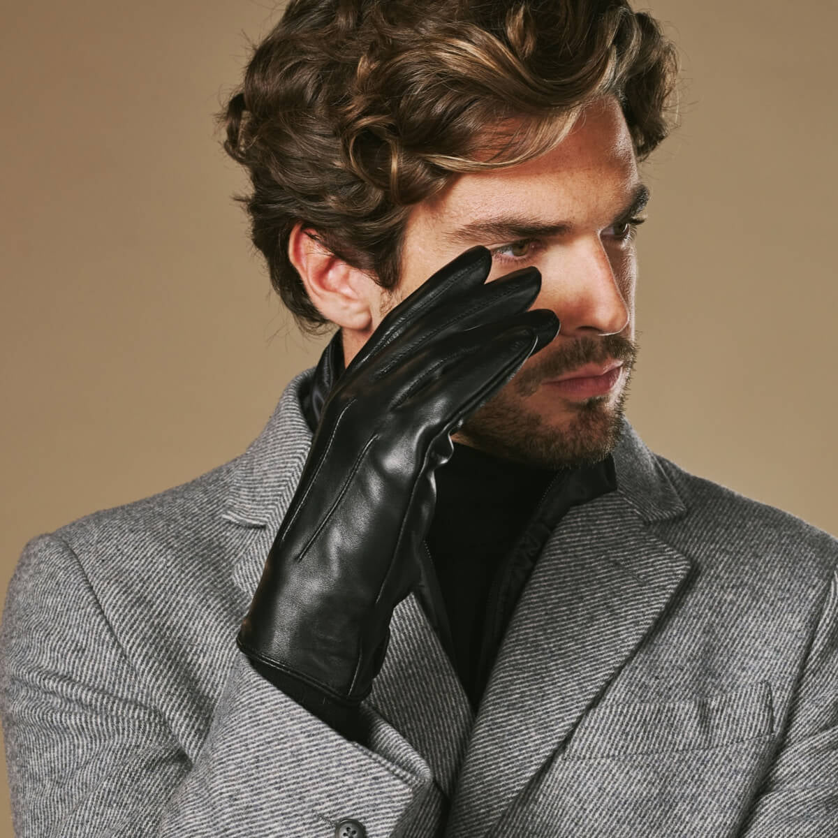 Ezra (black) - Lambskin leather gloves with warm rabbit fur lining and touchscreen feature