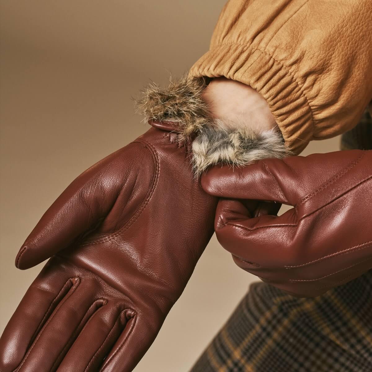 Julietta (brown) - Lambskin leather gloves with plush rabbit fur lining and touchscreen feature