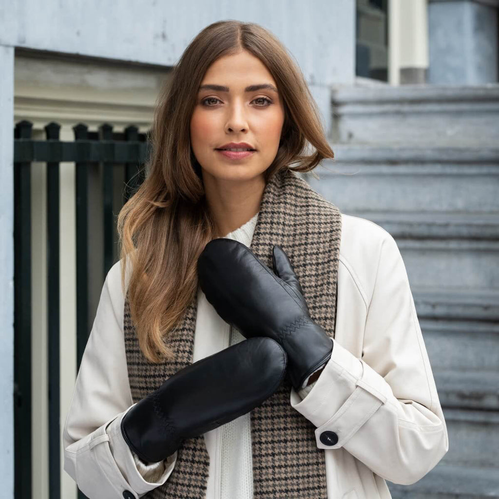 Paris (black) – Sheepskin leather mittens with lambswool lining and touchscreen feature