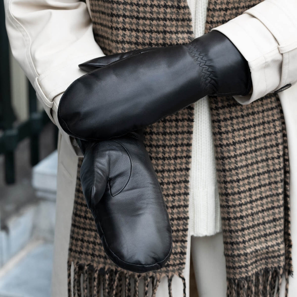 Paris (black) – Sheepskin leather mittens with lambswool lining and touchscreen feature
