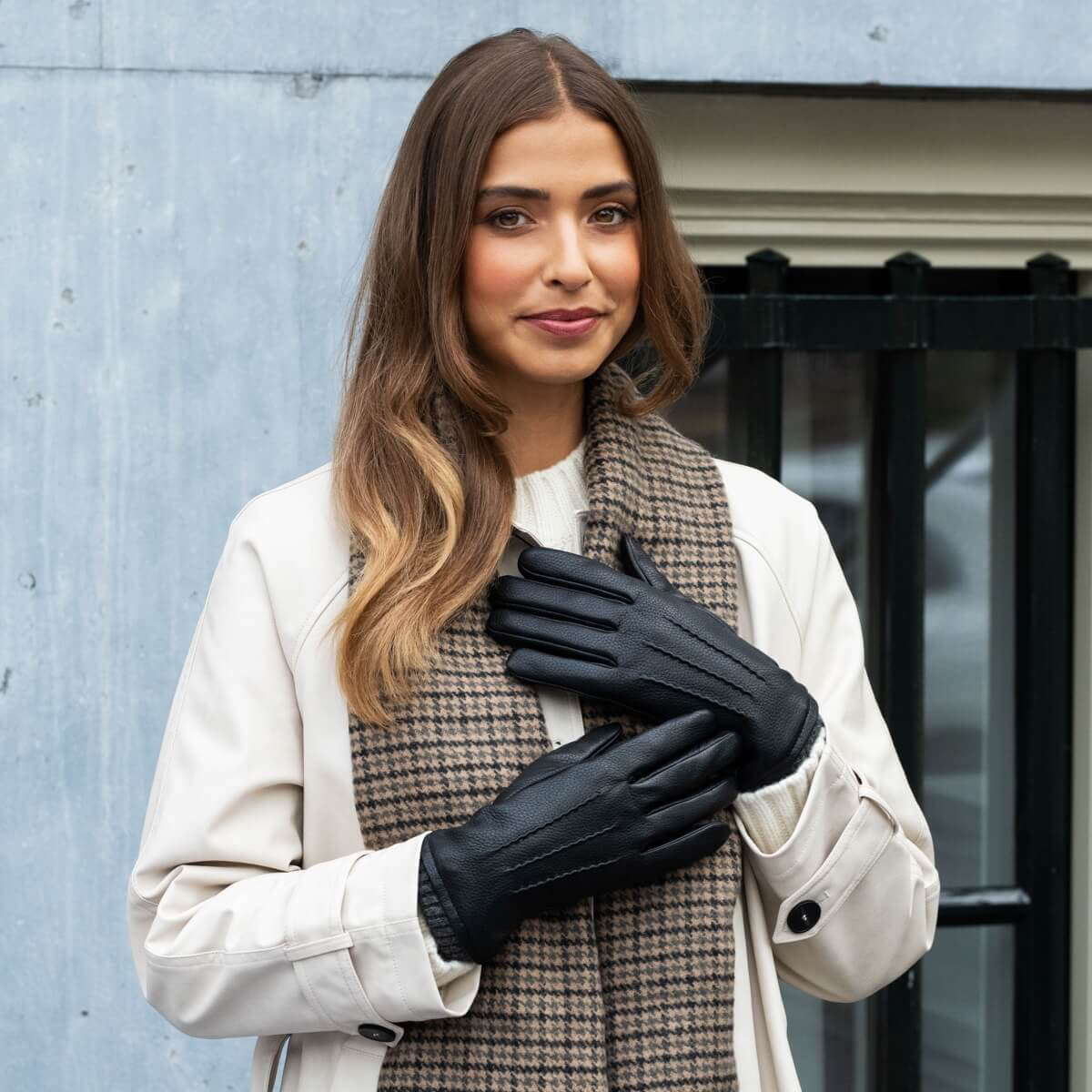 Raya (black) – Deerskin leather gloves with warm wool lining