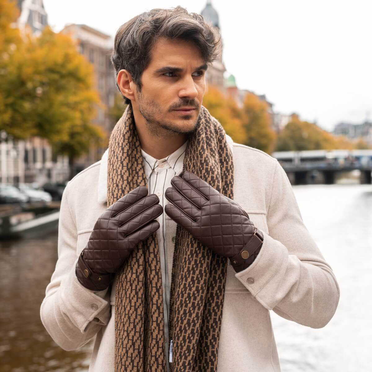 Sebastian (brown) – Sheepskin leather gloves with snap closure & touchscreen feature