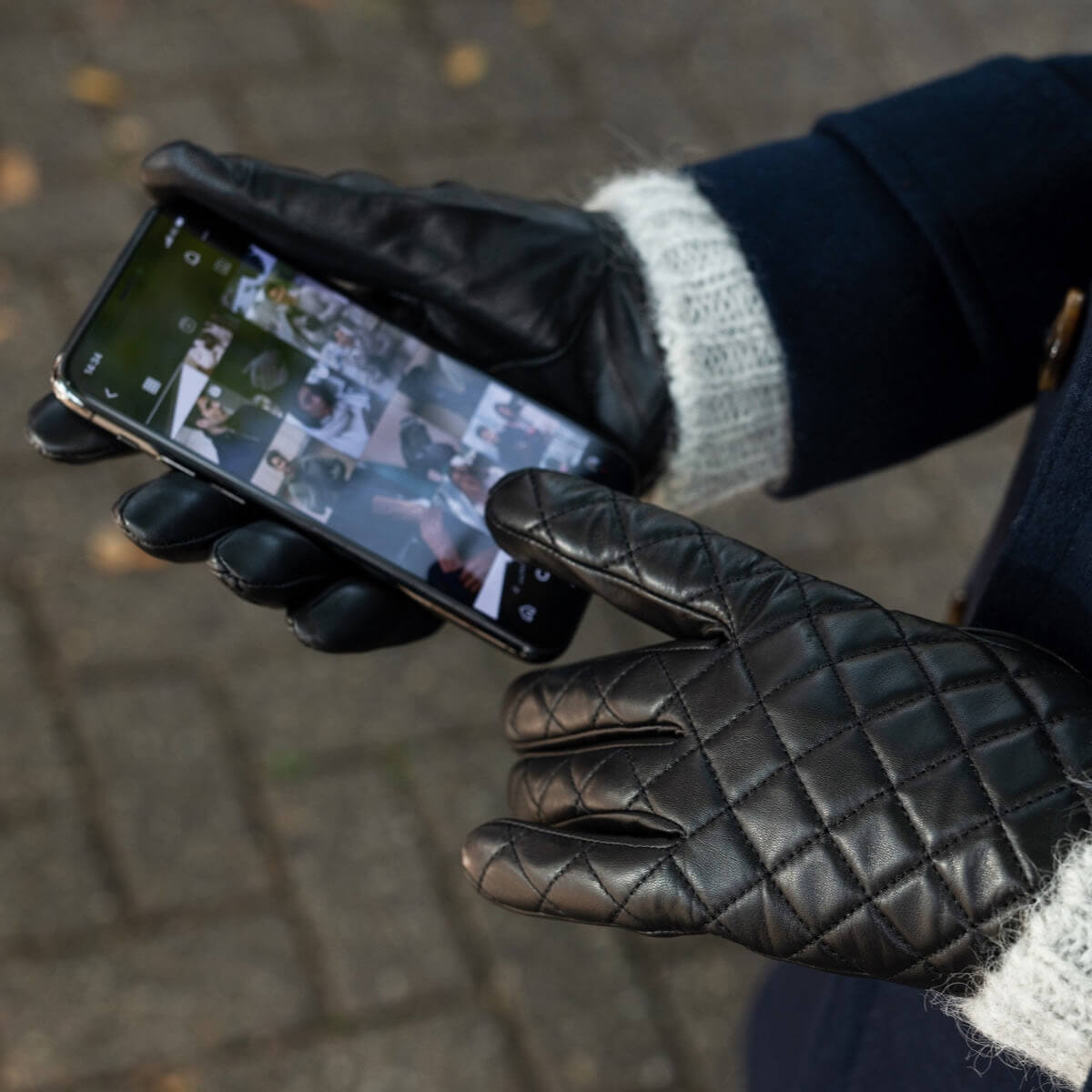 Selena (black) – Sheepskin leather gloves with diamond pattern and touchscreen feature