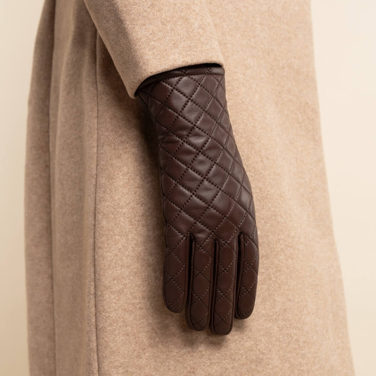 Selena (brown) – Sheepskin leather gloves with diamond pattern and touchscreen feature