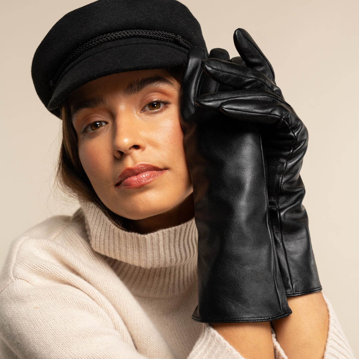 Skylar (black) – Extra-long sheepskin leather gloves with wool/cashmere lining & touchscreen capability