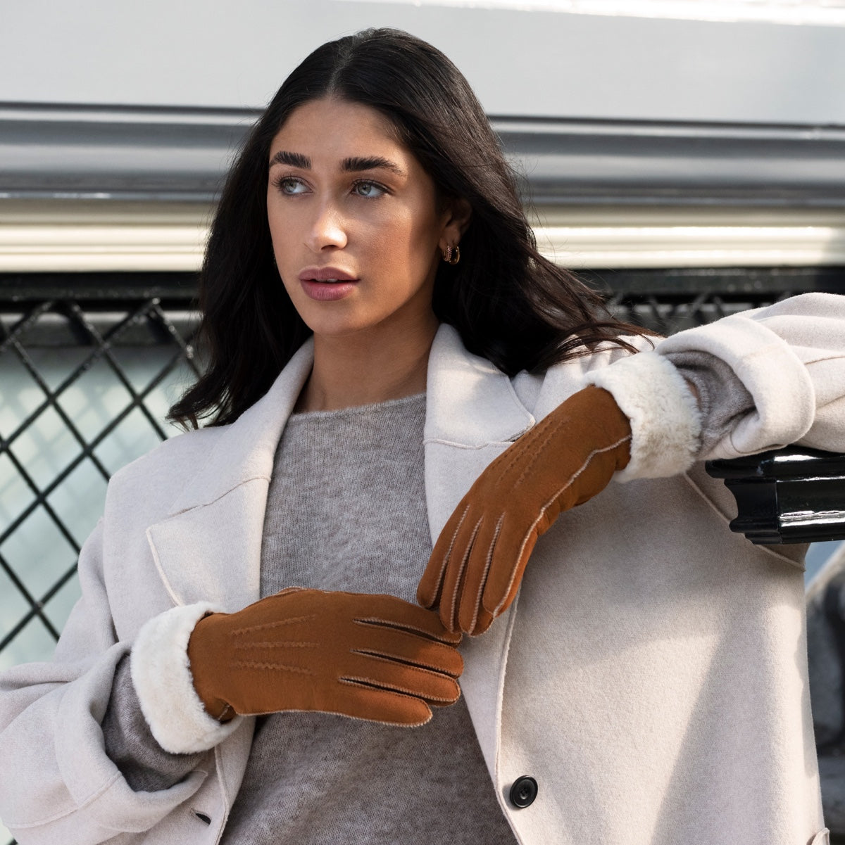 Sydney (camel) – Suede leather gloves with luxurious sheep fur lining